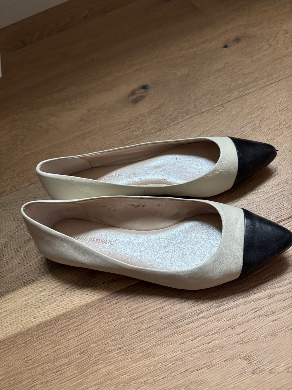 Banana Republic Two-Tone Pointed Toe Ballet Flats in Cream and Black size 7 - Picture 4 of 4